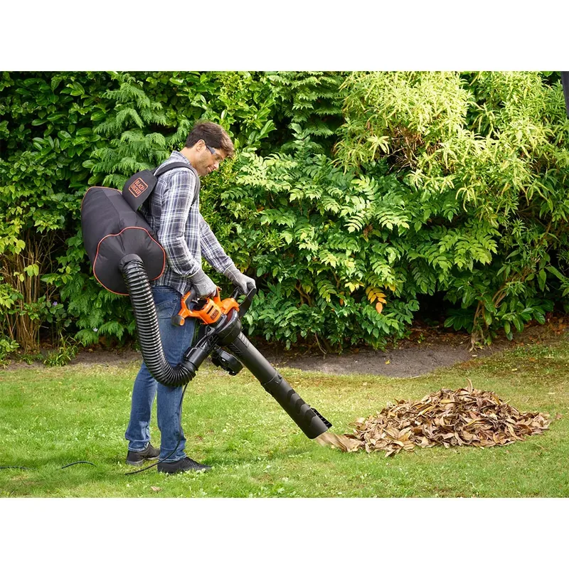 3000W Tuinruimer Bladblazer met rugzaksysteem - BEBLV300-QS de Black+Decker – image du produit 2 sur 6