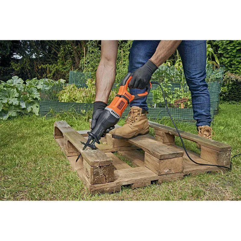 750W Reciprozaag met takkenhouder - BES301-QS de Black+Decker – image du produit 3 sur 6