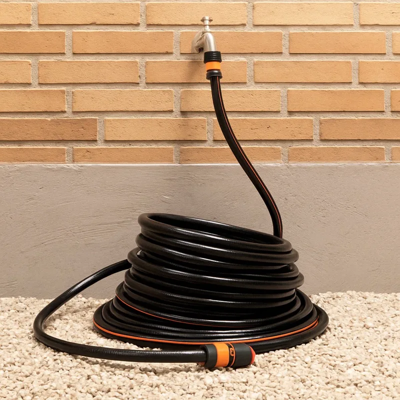 Tuinslang 25 Meter - 19MM - Duurzaam PVC - Tuin Besproeien, Auto Wassen, Zwembad Vullen - Past op Elke Standaard Kraan - Zwart/Oranje de Black+Decker – image du produit