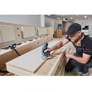 Accu kantenfreesmachine GKF 12V-8 2x 3,0 Ah + lader GAL 1230 CV van Bosch Professional – productafbeelding 3 van 4