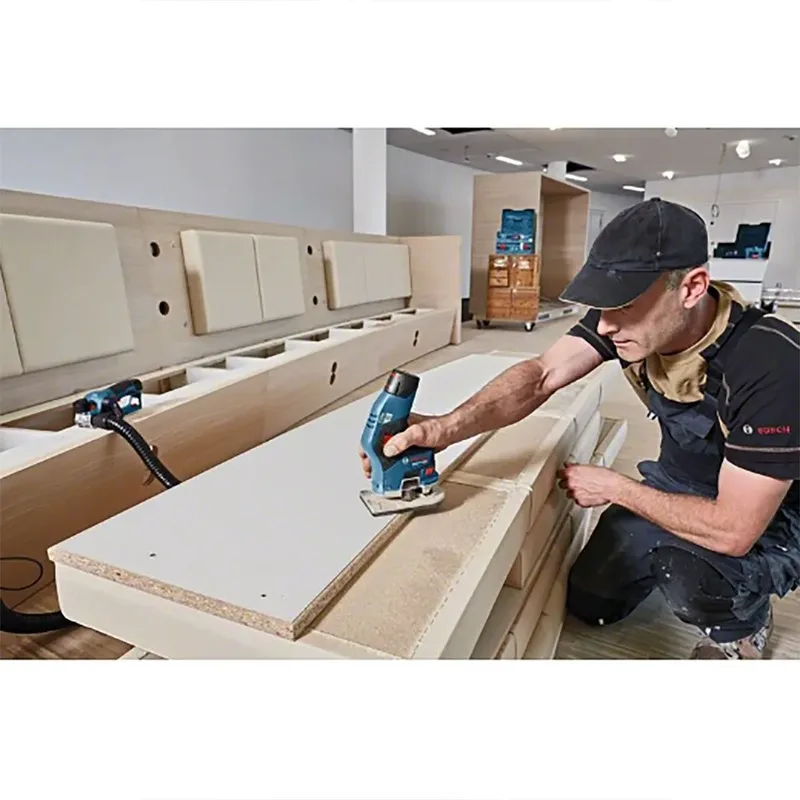 Accu kantenfreesmachine GKF 12V-8 2x 3,0 Ah + lader GAL 1230 CV van Bosch Professional – productafbeelding 3 van 4
