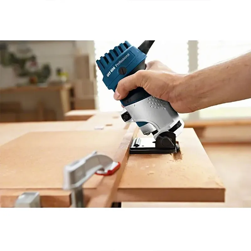 Kantenfreesmachine GKF 600 (Geleidingshulp, parallelgeleider, spantang met wartelmoer 6 mm, spantang met wartelmoer 8 mm, Steeksleutel 17 mm) van Bosch Professional, Blauw – productafbeelding 4 van 5