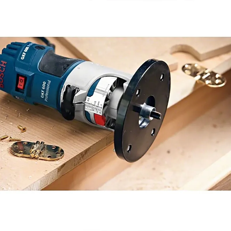Kantenfreesmachine GKF 600 (Geleidingshulp, parallelgeleider, spantang met wartelmoer 6 mm, spantang met wartelmoer 8 mm, Steeksleutel 17 mm) van Bosch Professional, Blauw – productafbeelding 3 van 5