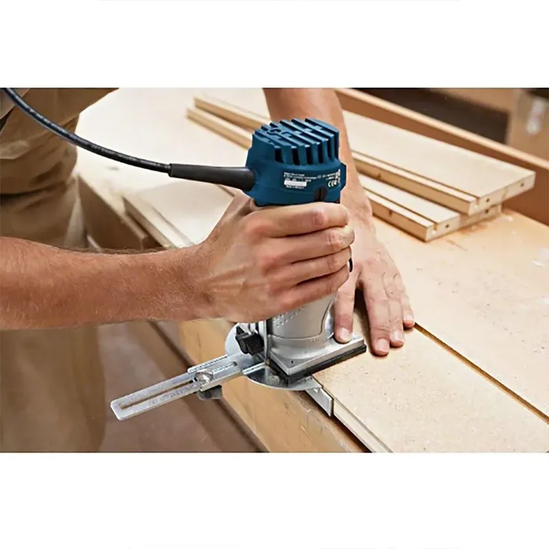 Kantenfreesmachine GKF 600 (Geleidingshulp, parallelgeleider, spantang met wartelmoer 6 mm, spantang met wartelmoer 8 mm, Steeksleutel 17 mm) van Bosch Professional, Blauw – productafbeelding 5 van 5