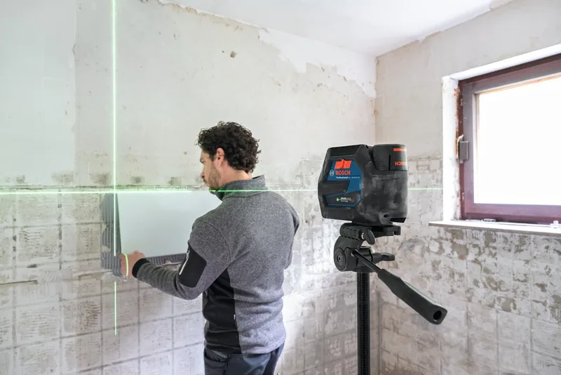 GCL 12V-50-22 CG Punt- en kruislijnlaser groen + BT 150 statief 12V Basic Body met batterijhouder - 0601066S01 van Bosch Professional – productafbeelding 2 van 4