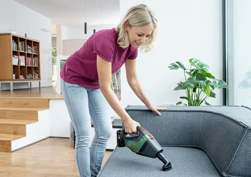 Akku-Handstaubsauger UniversalVac 18 mit 1x Akkupack, Ladegerät by Bosch Home & Garden – product image 2 of 2