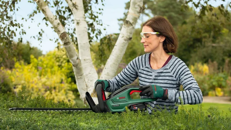 UniversalHedgeCut 18-50 Heggenschaar - Met 18 V accu en lader van Bosch, Groen – productafbeelding 2 van 5