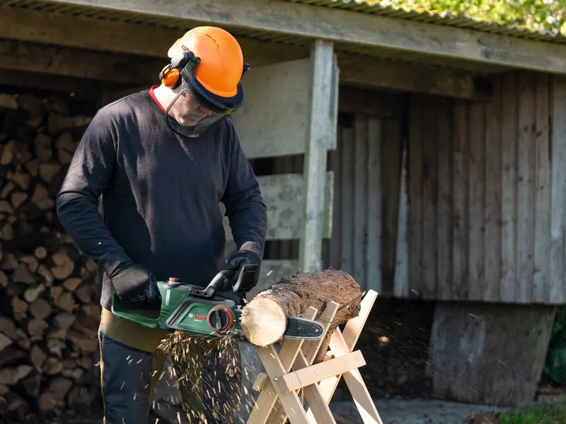 Akku-Kettensäge PKE18V-30-28 SOLO, 30 cm Schwertlänge, ohne Akku und Ladegerät, für schnelles und einfaches Schneiden von großen Ästen und Stämmen van Bosch – productafbeelding 2 van 5