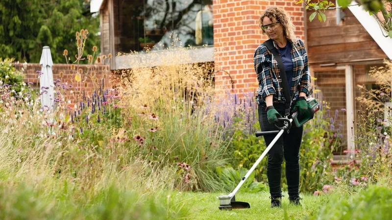Akku-Rasentrimmer AdvancedGrassCut 36V 33, mit Akku 36V/2,0 Ah und Ladegerät fra Bosch Home & Garden, Grøn – produktbillede 2 af 5