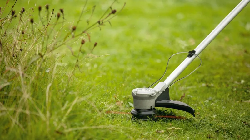 Akku-Rasentrimmer AdvancedGrassCut 36V 33, mit Akku 36V/2,0 Ah und Ladegerät fra Bosch Home & Garden, Grøn – produktbillede 5 af 5