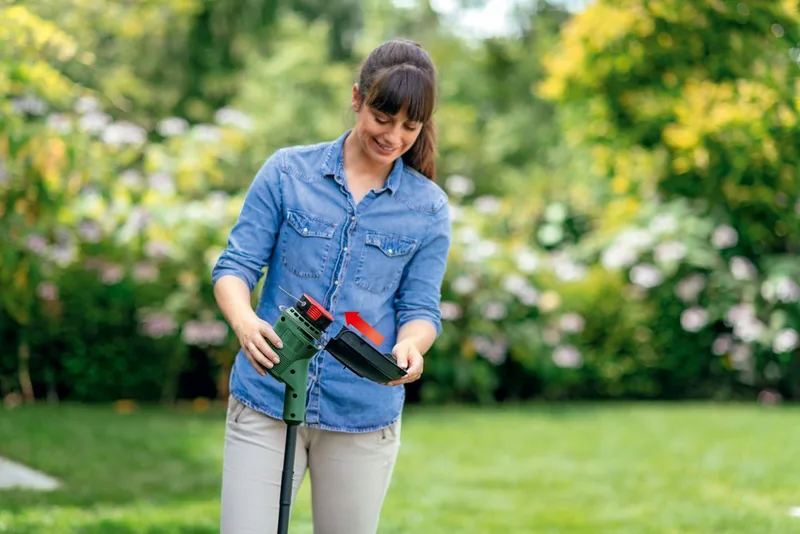 Akku-Rasentrimmer Easy GrassCut 18 V-230 Solo, 23 cm Arbeitsbreite Faden, inkl. Ersatzfadenspule, ohne Akku und Ladegerät de Bosch Home & Garden, Vert – image du produit 2 sur 4