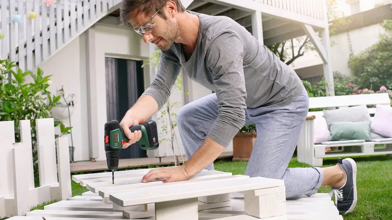 Akku-Schrauber Universaldrill 18V, 1450 U/min, 40 Nm, mit 2 Akkus und Ladegerät von Bosch Home & Garden, Grün – Produktbild 5 von 5