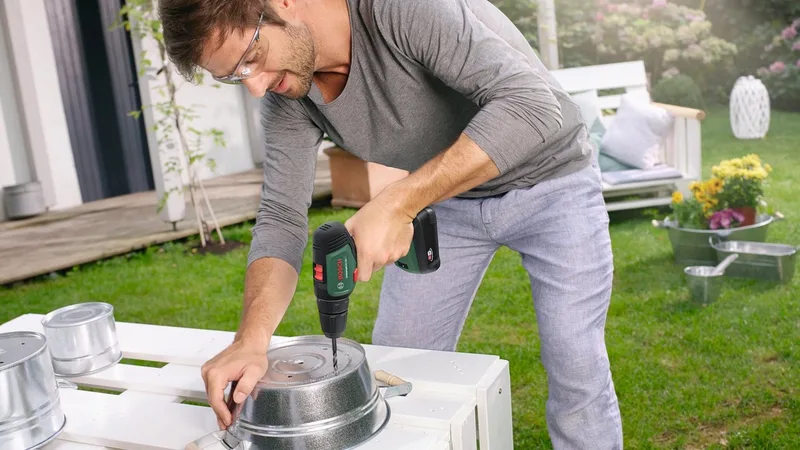 Akku-Schrauber Universaldrill 18V, 1450 U/min, 40 Nm, mit 2 Akkus und Ladegerät von Bosch Home & Garden, Grün – Produktbild 2 von 5