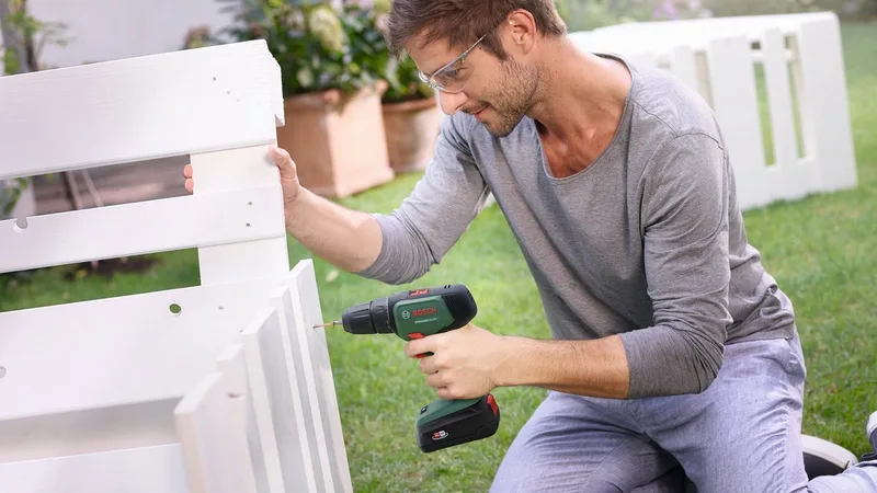 Akku-Schrauber Universaldrill 18V, 1450 U/min, 40 Nm, mit 2 Akkus und Ladegerät von Bosch Home & Garden, Grün – Produktbild 4 von 5