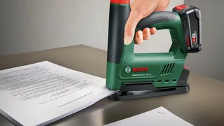 Diy Universaltacker 18v-14 Baretool Elektrische Tacker Zonder Batterij van Bosch, Groen – productafbeelding 4 van 5