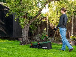 Akkurasenmäher ROTAK18V-32, 32 cm Schnittbreite, (inkl. Akku und Ladegerät), 3-in-1-Mäher für kleine bis mittelgroße Rasenflächen de Bosch Home & Garden – image du produit 2 sur 5