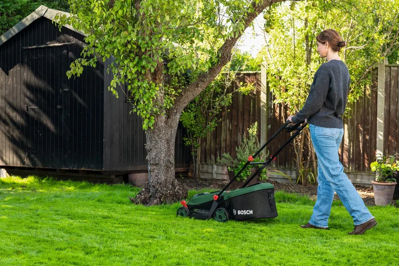 Akkurasenmäher ROTAK18V-34, 34 cm Schnittbreite, (inkl. Akku und Ladegerät), Kraftvoller 3-in-1-Mäher für kleine bis mittelgroße Rasenflächen fra Bosch Home & Garden – produktbillede 2 af 5