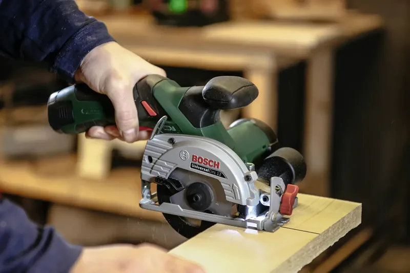 UniversalCirc 12 Accu Cirkelzaag - Inclusief zaagblad - Losse Body (geleverd zonder 12 V accu en lader) van Bosch Home & Garden – productafbeelding 2 van 3