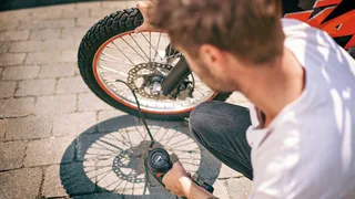 UniversalPump 18V Compressor - 10.3 bar - Met 18 V accu en lader de Bosch Home & Garden, Vert foncé – image du produit 4 sur 5