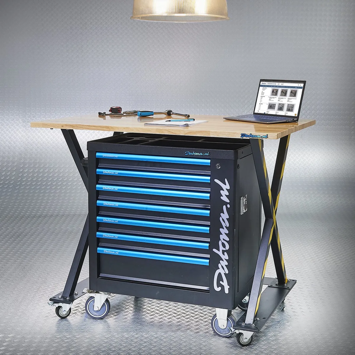 Industriële werktafel 120 cm en gereedschapswagen fra Datona – produktbillede