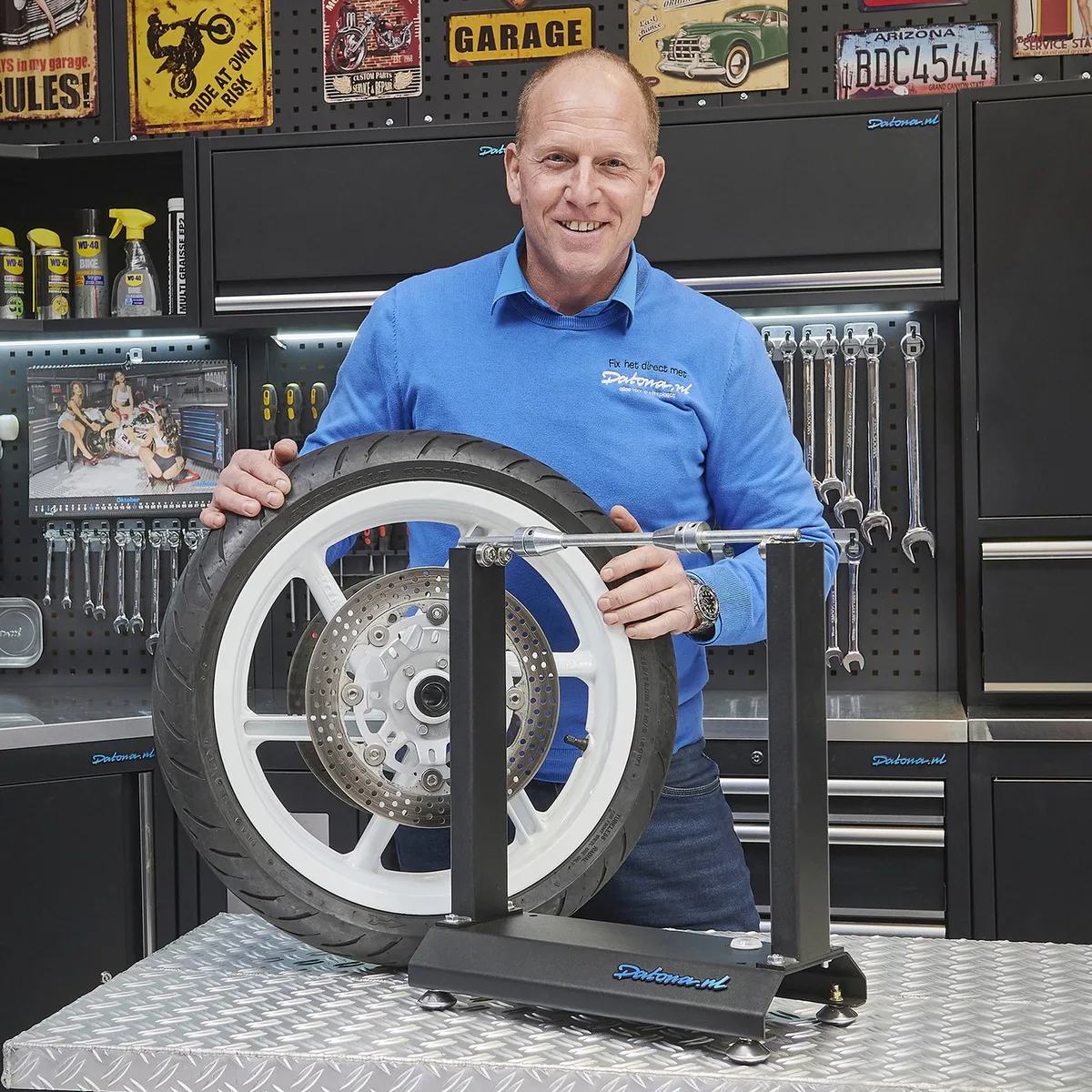 Motorbanden Balanceerapparaat - Verstelbare Poten en Waterpas - Inclusief As en Klemconussen - Voor Motorbanden 16-21 Inch de Datona, Noir – image du produit