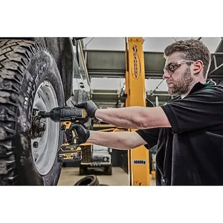 Gereedschap - 18V ACCU slagmoersleutel, 2x accu 5,0 Ah XR, rubberen hoes, oplader DCF900P2G van DEWALT – productafbeelding 5 van 6