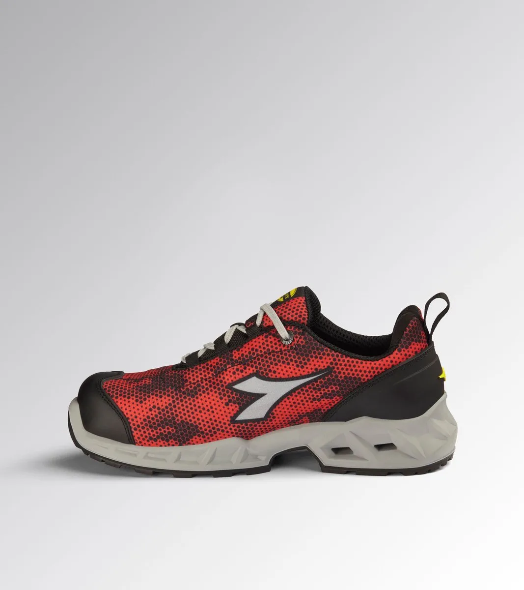 SHARK SI LOW S1PS FO SR SC BLACK/RED de Diadora Utility, Noir, Rouge, 48 – image du produit