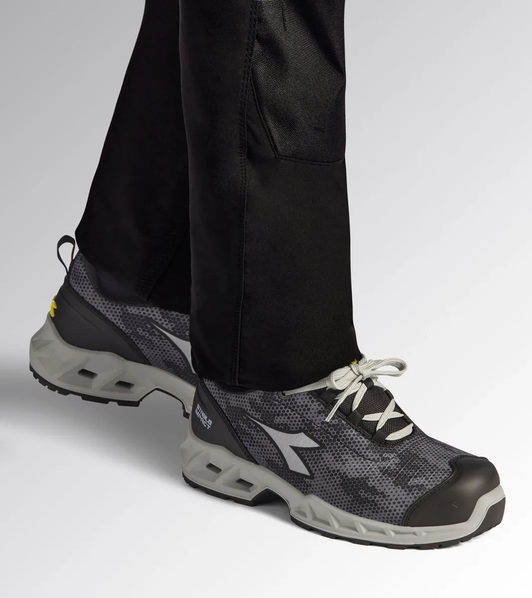 SHARK SI LOW S1PS FO SR SC GRAY/BLACK (C2539) de Diadora Utility, Gris, Noir, 35 – image du produit