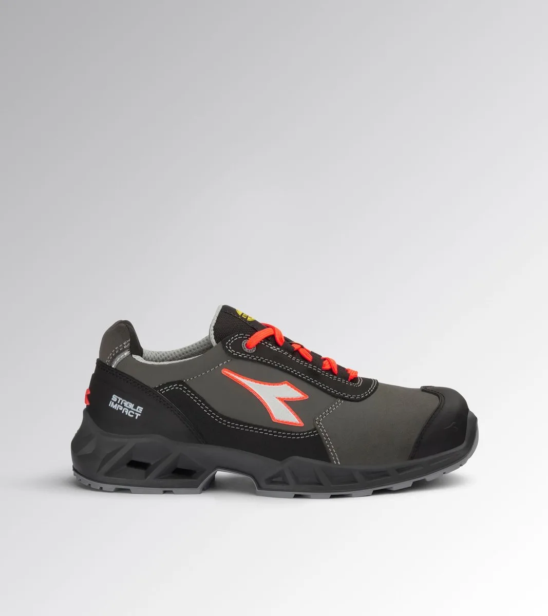SHARK STA IMP LEAT LOW S3S FO SR SC BLACK/F. Red van Diadora Utility, Zwart, Fluo-rood, 35 – productafbeelding