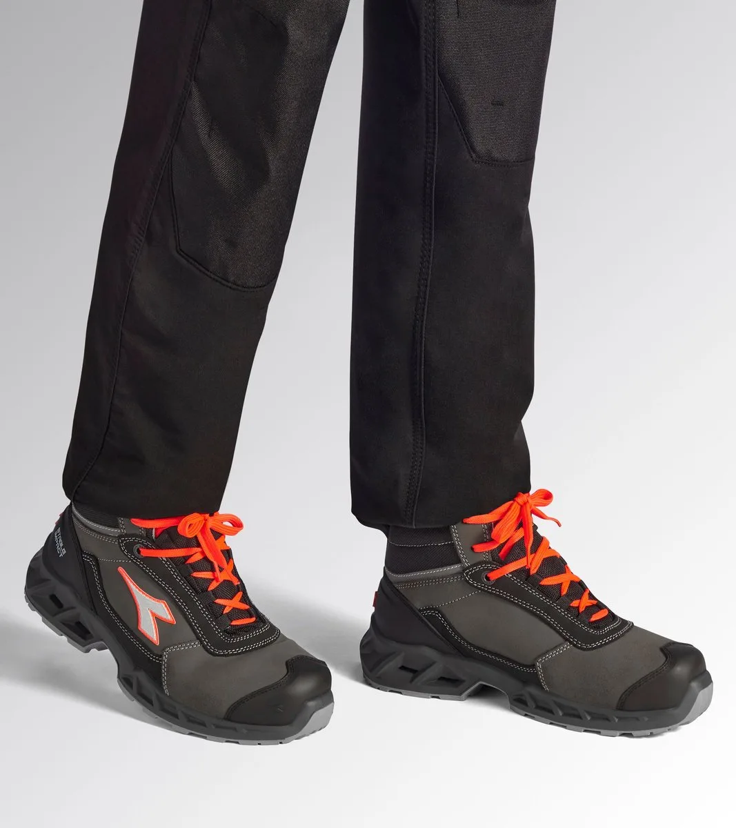 SHARK STA IMP LEAT MID S3S FO SR SC BLACK/F. Red från Diadora Utility, Svart, Fluo-rood, 35 – produktbild
