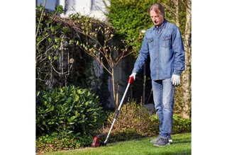 Accu Gras-/Heggenschaar GC-CG 3,6/70 Li - 3,6 V/Li-ion - 2.0 Ah accu - Knipbreedte grasschaar: 7 cm - Snoeibreedte heggenschaar: 11 cm - Telescopische geleidesteel - Incl. lader de Einhell – image du produit 2 sur 5