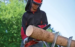 Benzin-Kettensäge GC-PC 1435 I TC Kit, 35 cm Schwertlänge, inkl. Benzin-/Öl-Mischflasche und Schwertschutz-Tasche de Einhell, Rouge, Noir – image du produit 2 sur 5