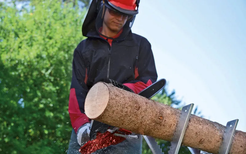 Benzin-Kettensäge GC-PC 1435 I TC Kit, 35 cm Schwertlänge, inkl. Benzin-/Öl-Mischflasche und Schwertschutz-Tasche de Einhell, Rouge, Noir – image du produit 2 sur 5