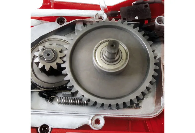 Elektrische Kettingzaag GE-EC 2240 - 2200 W - Zwaardlengte: 40,6 cm - Max. Zaaglengte: 37,5 cm - Kettingsnelheid: 15 m/s - Oregon-ketting en kwaliteitszwaard van Einhell – productafbeelding 3 van 5