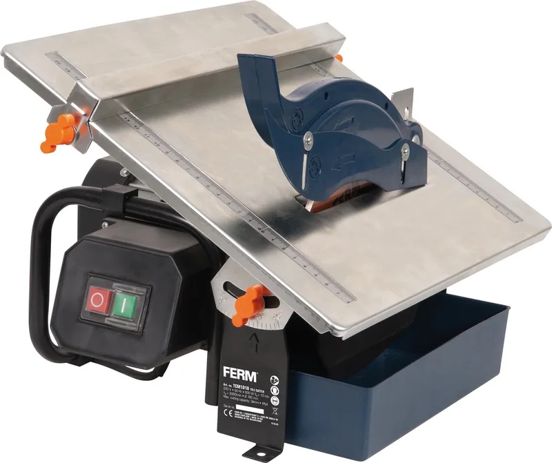 TCM1010 - Tegelzaagmachine - 180mm - 600W - Inductiemotor - Diamant zaagblad - Watergekoeld - RVS werkblad - 45 graden kantelbaar - Voor tegels tot dikte van - 34mm - 2992toeren/min - Verstek-/Parallelgeleider - Veiligheidsbril - Wandtegelzaag van Ferm, Zwart – productafbeelding