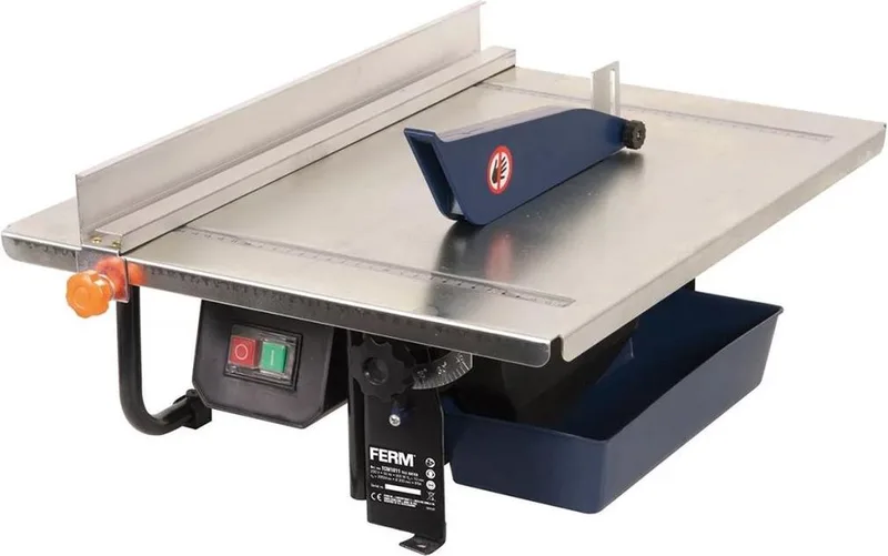 TCM1011 - Tegelzaagmachine - 200mm - 900W - Inductiemotor - Diamant zaagblad - Watergekoeld - RVS werkblad - 45 graden kantelbaar - Voor tegels tot dikte - 41mm - 2950toeren/min - Verstek-/Parallelgeleider - Veiligheidsbril - Vloertegelzaag de Ferm, Noir – image du produit