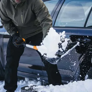 Pelle à Neige de Fiskars – image du produit 4 sur 6