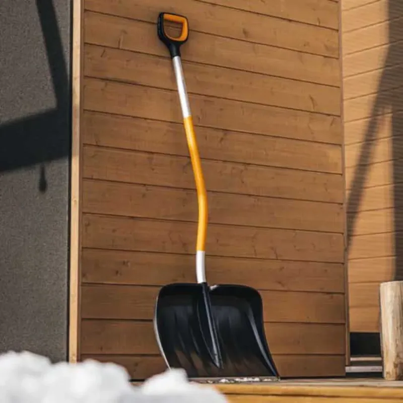 Pelle à Neige X-series Curved Pusher van Fiskars – productafbeelding 5 van 5