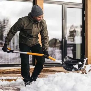 Pelle à Neige X-series Curved Pusher van Fiskars – productafbeelding 3 van 5