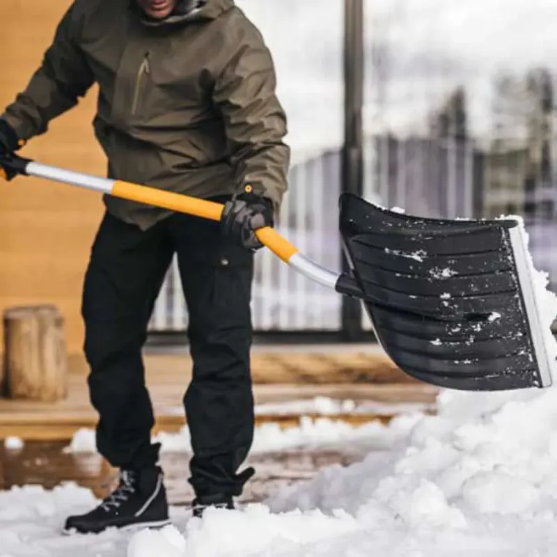 Pelle à Neige X-series Curved Pusher van Fiskars – productafbeelding 4 van 5