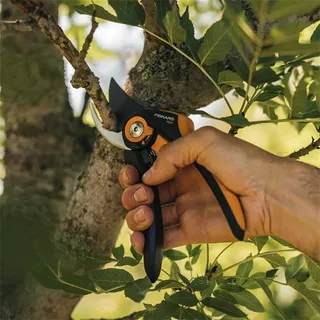 Plus Metalen Snoeischaar P541 - Bypass Mes met Verstelbare Handgrepen – voor Takken en Stelen tot Ø 24 mm van Fiskars – productafbeelding 3 van 4