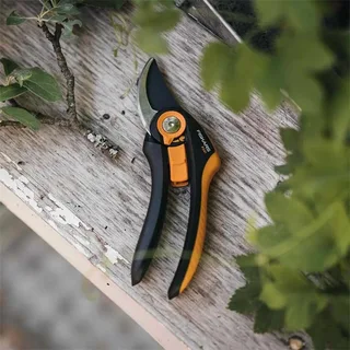 Plus Metalen Snoeischaar P541 - Bypass Mes met Verstelbare Handgrepen – voor Takken en Stelen tot Ø 24 mm van Fiskars – productafbeelding 4 van 4