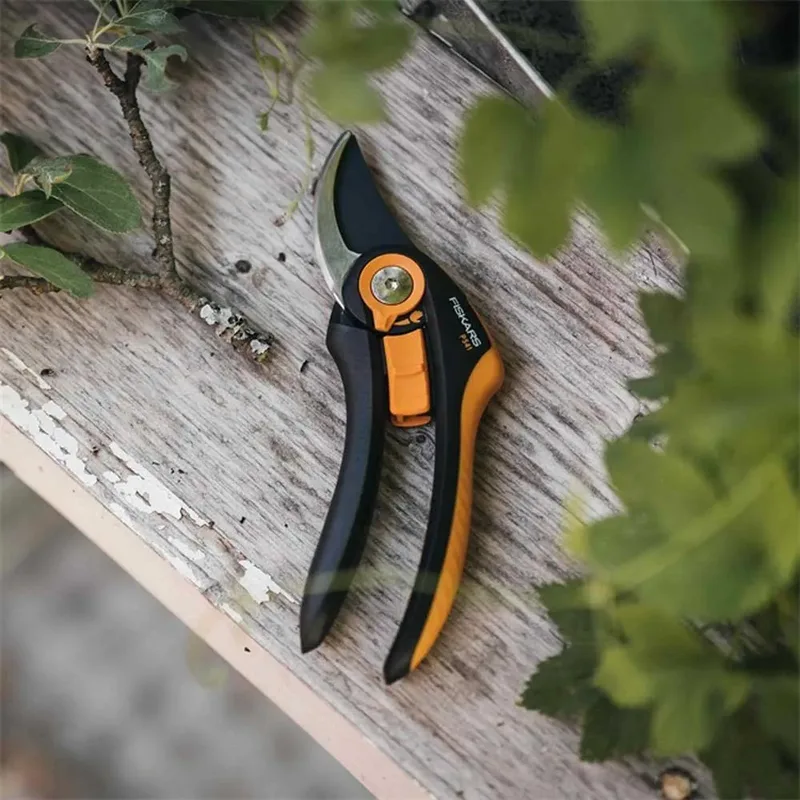 Plus Metalen Snoeischaar P541 - Bypass Mes met Verstelbare Handgrepen – voor Takken en Stelen tot Ø 24 mm van Fiskars – productafbeelding 4 van 4