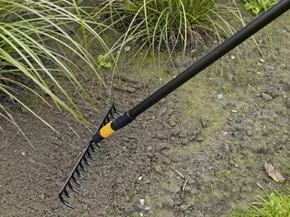 Râteau 1000654 400 mm QuikFit™ de Fiskars – image du produit 2 sur 3