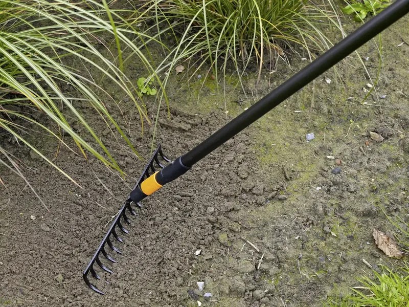 Râteau 1000654 400 mm QuikFit™ de Fiskars – image du produit 2 sur 3