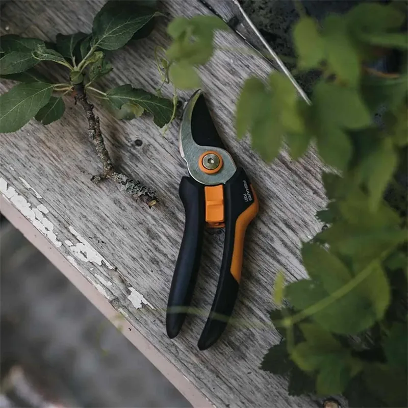 Snoeischaar - P321 Bypass Takkenschaar - Maat M - Tuinschaar - Softgrip Handvat - Tuingereedschap de Fiskars – image du produit 2 sur 3