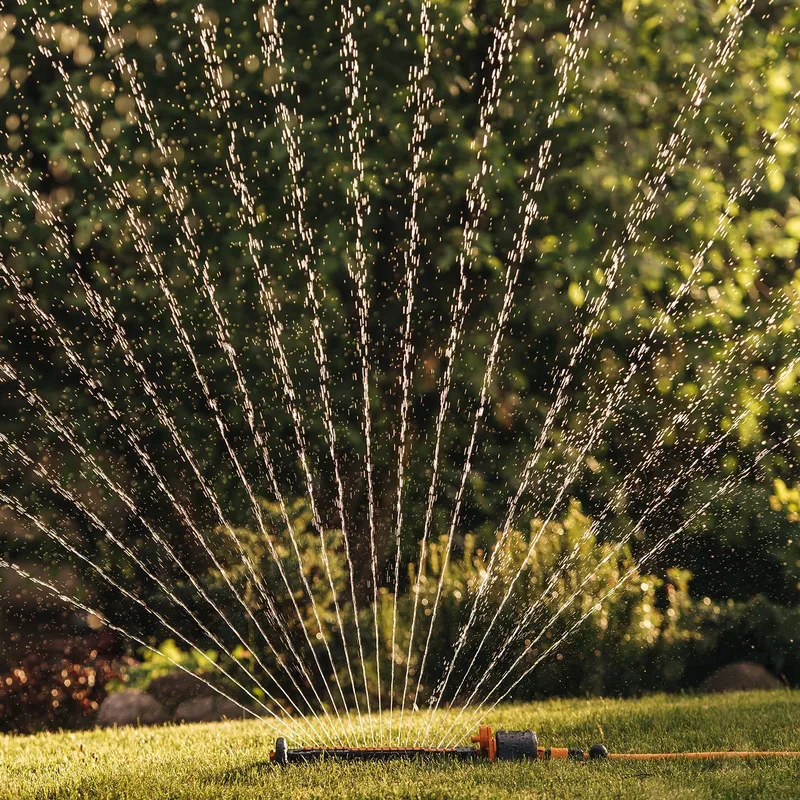 Waterbesparende zwenksproeier L, metaal by Fiskars – product image