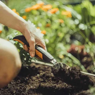 Xact™ Plantschep - Tuinschepje - Softgrip Handvat - RVS by Fiskars – product image 4 of 5
