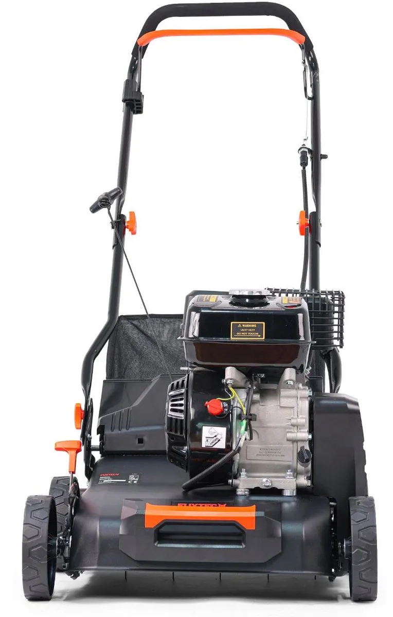 Benzine Verticuteermachine FX-BV240ECO – 4-Takt Motor 4,1 kW (212cc) – 400 mm Werkbreedte – 15 Messen – Centrale Diepte-instelling -15 tot +5 mm – 40L Opvangbak by FUXTEC – product image 1 of 5