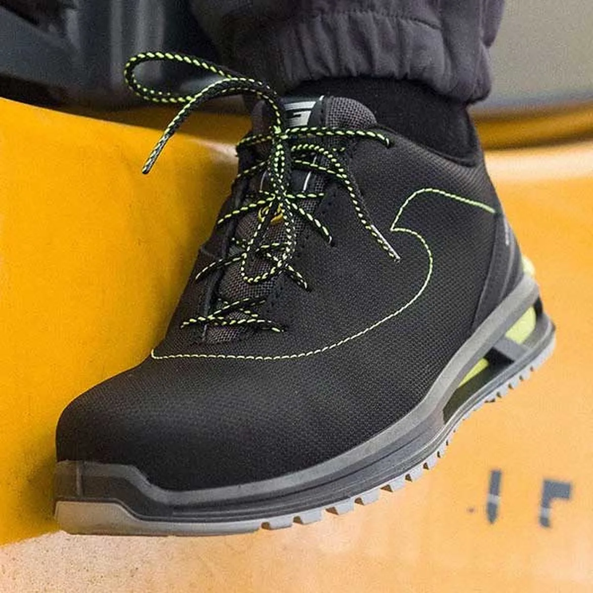 Lage veiligheidsschoenen | Giasco 3Hybrid Fiji | S3 SRC ESD de Giasco, Noir, 43 – image du produit